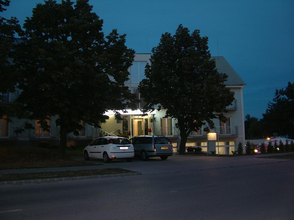 Pontis Hotel Biatorbágy Exterior foto
