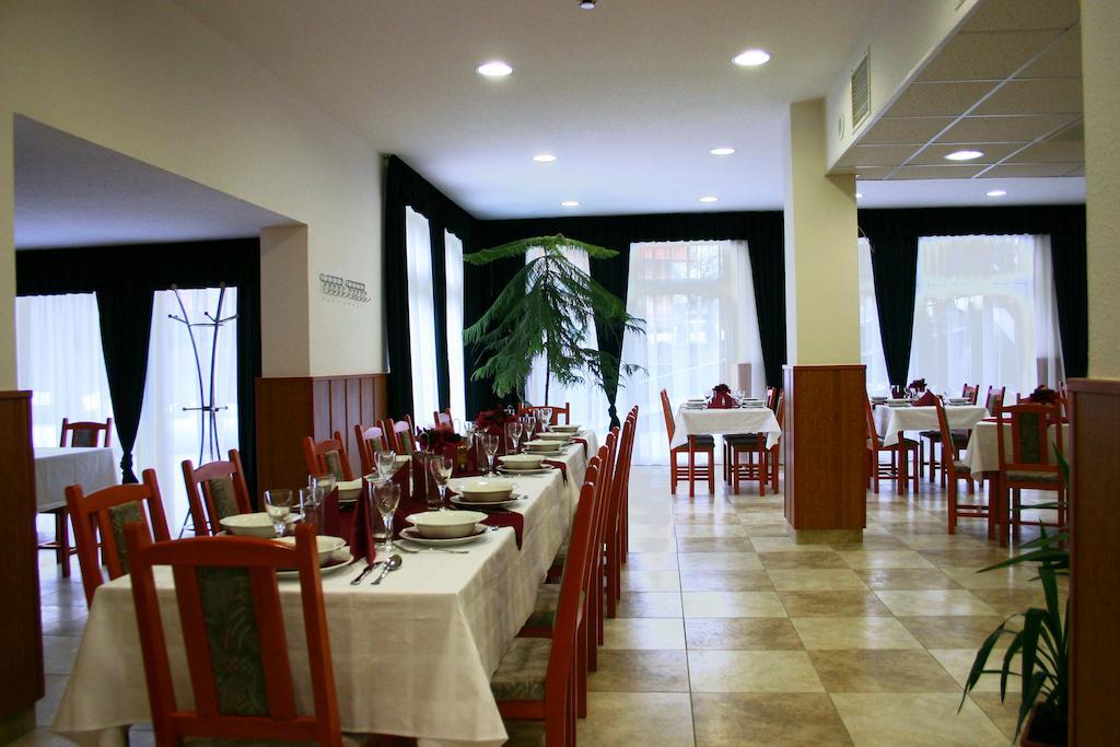 Pontis Hotel Biatorbágy Exterior foto