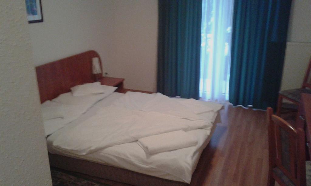 Pontis Hotel Biatorbágy Quarto foto